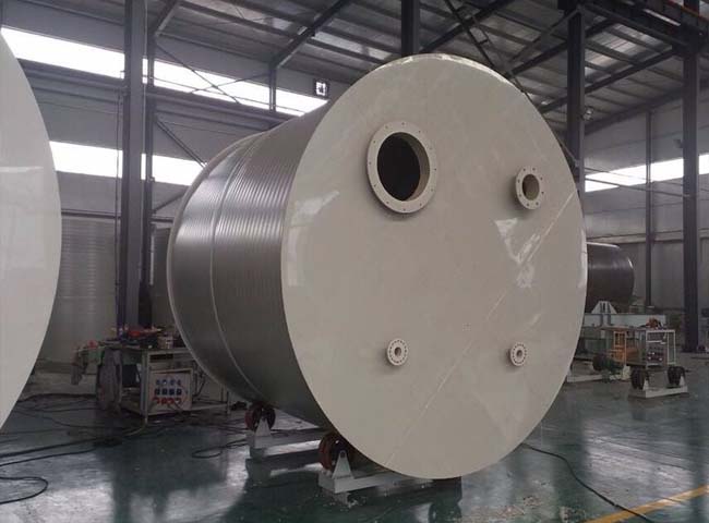 8立方塑料儲(chǔ)罐上的PE法蘭接頭怎樣焊接